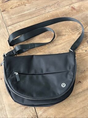 lululemon athletica Black all night festival bag!